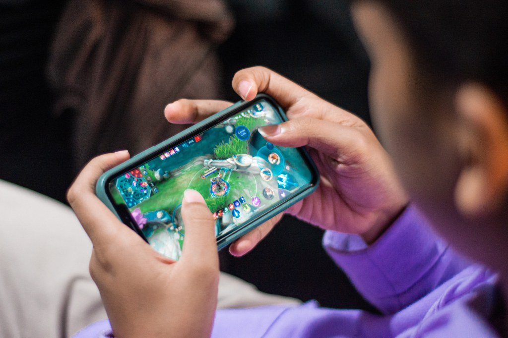 Picture of: Mobile Gaming is Getting Popular and Here’s Why – Movies Games and